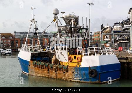 Un grande peschereccio da pesca attraccato in una banchina Foto Stock