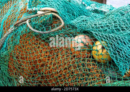 varie reti da pesca e galleggianti posati su una banchina Foto Stock