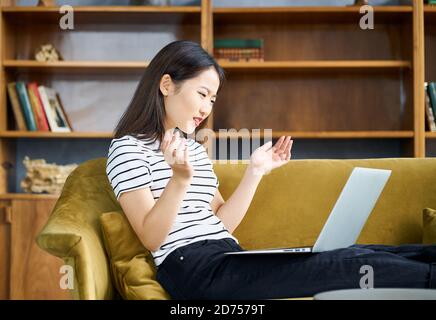 Ragazza asiatica che getta le mani a sorpresa, gesto di indignazione. Donna che guarda shock Foto Stock