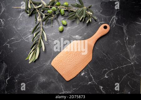 utensili da cucina in legno intagliati a mano sul tavolo Foto Stock