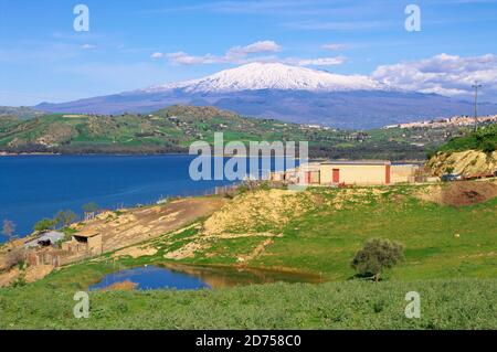 Paesaggio agricolo della campagna siciliana intorno Etna Vulcano innevato con lago e laghetto Foto Stock