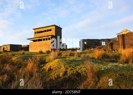 Batteria costiera della seconda Guerra Mondiale, verso Point, Dunoon, Scozia. Vari edifici di una batteria costiera in riparazione. Gennaio 2010. Foto Stock