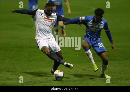 BARROW, INGHILTERRA. IL 20 OTTOBRE Ricardo Santos di Bolton Wanderers in azione con il Dior Angus di Barrow durante la partita Sky Bet League 2 tra Barrow e Bolton Wanderers alla Holker Street, Barrow-in-Furness martedì 20 ottobre 2020. (Credit: Mark Fletcher | MI News) Credit: MI News & Sport /Alamy Live News Foto Stock