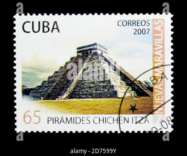 MOSCA, RUSSIA - 25 NOVEMBRE 2017: Un francobollo stampato a Cuba mostra le rovine di Chichen Itza, Messico, nuove meraviglie della serie mondiale, circa 2007 Foto Stock