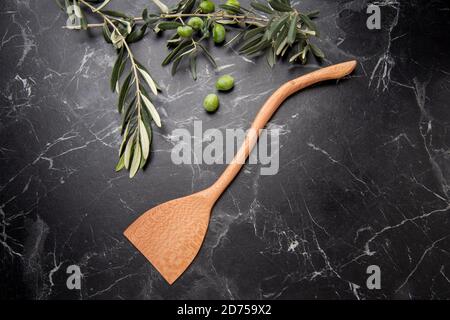 utensili da cucina in legno intagliati a mano sul tavolo Foto Stock