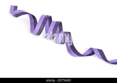 Nastro in cotone lilla viola, nastro per reggiatura con arricciatura su sfondo bianco. Da utilizzare per cucire abiti, borse. Spazio per il testo. Foto Stock