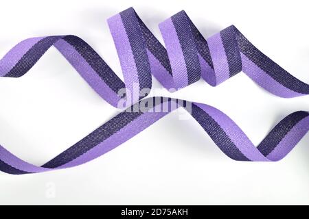 Nastro in cotone lilla viola, nastro per reggiatura con arricciatura su sfondo bianco. Da utilizzare per cucire abiti, borse. Spazio per il testo. Foto Stock