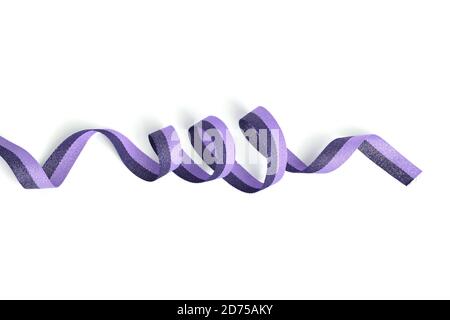 Nastro in cotone lilla viola, nastro per reggiatura con arricciatura su sfondo bianco. Da utilizzare per cucire abiti, borse. Spazio per il testo. Foto Stock