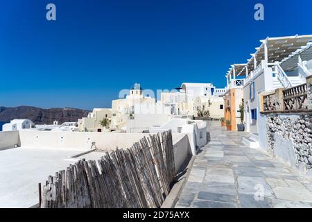 Via vuota della città di Oia nell'isola di Santorini, Grecia in una giornata di sole. Estate 202O, durante la pandemia COVID-19 Foto Stock