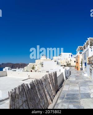 Via vuota della città di Oia nell'isola di Santorini, Grecia in una giornata di sole. Estate 202O, durante la pandemia COVID-19 Foto Stock