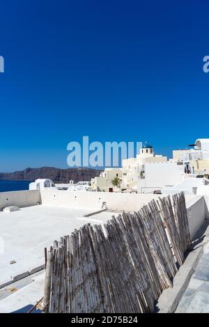 Via vuota della città di Oia nell'isola di Santorini, Grecia in una giornata di sole. Estate 202O, durante la pandemia COVID-19 Foto Stock