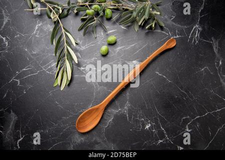 cucchiaio di legno intagliato a mano sul tavolo Foto Stock