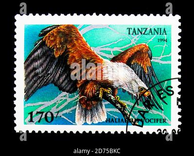 MOSCA, RUSSIA - 25 NOVEMBRE 2017: Un francobollo stampato in Tanzania mostra Aquila di pesce Africana (cantante Haliaetus), Birds of Prey serie, circa 1994 Foto Stock