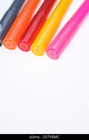 Primo piano di cinque diversi marcatori di colore posizionati accanto a ciascuno di essi altro isolato su sfondo bianco Foto Stock