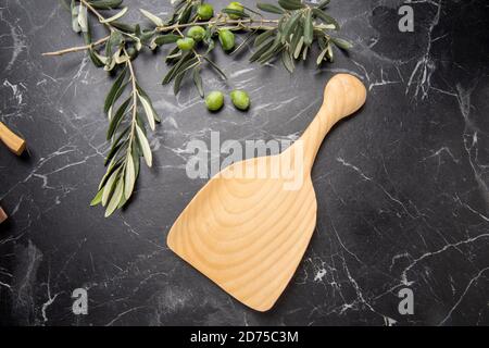 utensili da cucina in legno intagliati a mano sul tavolo Foto Stock