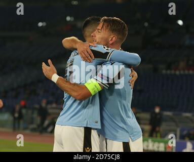 ROM, Italia. 20 Ott 2020. Calcio: Champions League, Lazio Roma - Borussia Dortmund, tappa di gruppo, Gruppo F, Giornata 1 allo Stadio Olimpico di Roma. Ciro immobile (r) del Lazio Roma celebra la vittoria 1-0 con Joaquin Correa. Credit: Cesar Luis de Luca/dpa/Alamy Live News Foto Stock