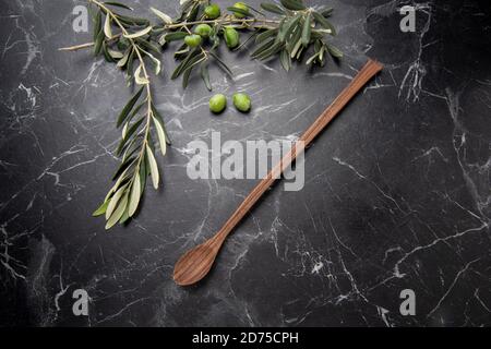 cucchiaio di legno intagliato a mano sul tavolo Foto Stock