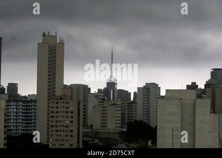 San Paolo, San Paolo, Brasile. 20 Ott 2020. (INT) pioggia e tempo nuvoloso a San Paolo. Ottobre 20, 2020, Sao Paulo, Brasile: Tempo nuvoloso e pioggia a Sao Paulo in mezzo COVID-19 fare la gente per usare i loro ombrelli e giacche.Credit: LECO Viana/Thenews2 Credit: LECO Viana/TheNEWS2/ZUMA Wire/Alamy Live News Foto Stock