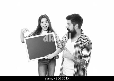 i doveri quotidiani. i bambini insieme. bambina e padre mostrano lavagna. istruzione a casa. ritorno a scuola. giorno di famiglia sorpreso. annuncio fresco qui. guarda la pubblicità. Foto Stock