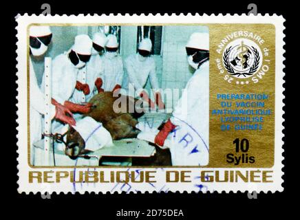 MOSCA, RUSSIA - 2 GENNAIO 2018: Un francobollo stampato in Guinea mostra il team medico in vaccinazioni, Organizzazione Mondiale della Sanità, venticinquesimo anniversario serie, circ Foto Stock