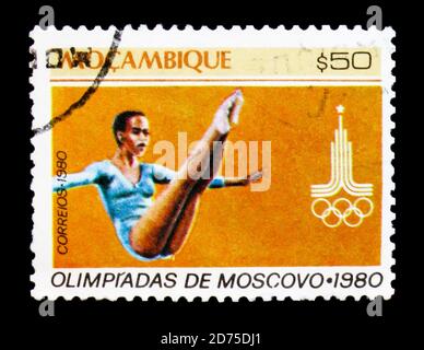 MOSCA, RUSSIA - 2 GENNAIO 2018: Un francobollo stampato in Mozambico mostra Ginnastica, Giochi Olimpici estivi serie Mosca, circa 1980 Foto Stock