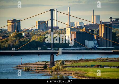 Vista sul paesaggio del Reno vicino a Duisburg, a nord, ponte sul Reno Neuenkamp, acciaio ThyssenKrupp a Brukhausen, STEAG combinato calore e mucca Foto Stock