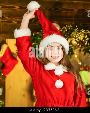 Noleggio accessori per le vacanze. Concetto di vacanza invernale. Servizi di noleggio decorazioni. Babbo Natale. Nuovo anno vicino albero di natale. Noleggio costume di carnevale. Felice infanzia. Bambina festeggia il natale. Foto Stock