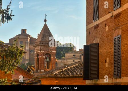 Vista sui tetti del centro storico di Siena, UNESCO W.H. Sito, con le chiese di Sant'Agostino e San Giuseppe sullo sfondo, Toscana, Italia Foto Stock