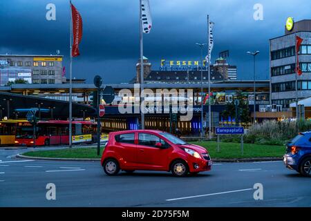 La stazione centrale di Essen, Europaplatz, An der Freiheit, Handelshof Building con il logo Essen, Essen, NRW, Germania, Foto Stock