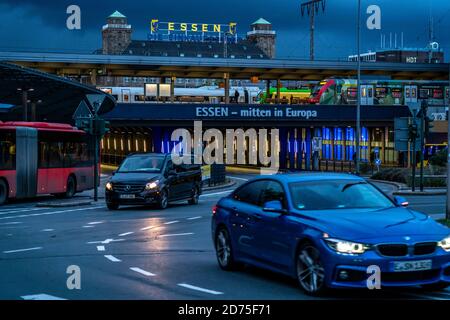 La stazione centrale di Essen, Europaplatz, An der Freiheit, Handelshof Building con il logo Essen, Essen, NRW, Germania, Foto Stock