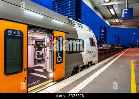 La stazione centrale di Essen, RRX, Rhein Ruhr Express treno alla piattaforma, ufficio, skyline serale, Essen, NRW, Germania, Foto Stock