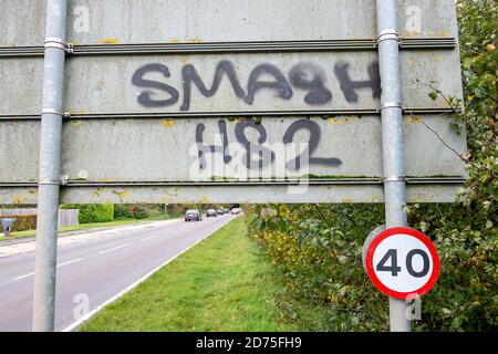 Wendover, Buckinghamshire, Regno Unito. 20 ottobre 2020. Smash HS2 graffiti su un cartello stradale sulla strada per Wendover. I lavori di costruzione di HS2 per il controverso collegamento ferroviario ad alta velocità da Londra a Birmingham sono iniziati nel Buckinghamshire e già i lavori di abilitazione di HS2 per il progetto sono riportati essere £800m oltre il budget. Credito: Maureen McLean/Alamy Foto Stock