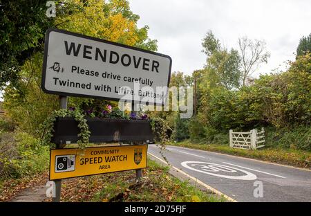 Wendover, Buckinghamshire, Regno Unito. 20 ottobre 2020. I lavori di costruzione di HS2 per il controverso collegamento ferroviario ad alta velocità da Londra a Birmingham sono iniziati nel Buckinghamshire e già i lavori di abilitazione di HS2 per il progetto sono riportati essere £800m oltre il budget. Una fila di cottage a Wendover devono essere demoliti come parte del lavoro di costruzione. Credito: Maureen McLean/Alamy Foto Stock