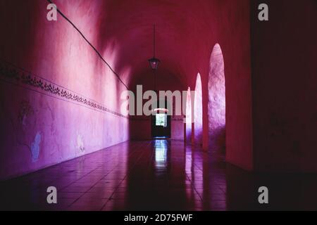 Corridoio di colore arancio rosa dell'ex Convento dei monestari di San Bernardino de Siena a Valladolid, Yucatan, Messico Foto Stock