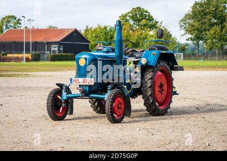 PAAREN IM GLIEN, GERMANIA - 03 OTTOBRE 2020: Il trattore Lanz Bulldog. Die Oldtimer Show 2020. Foto Stock