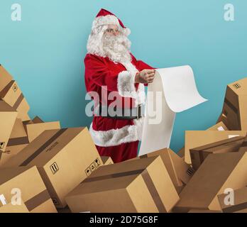 Babbo Natale è pieno di richieste di regali e scatole per consegna Foto Stock