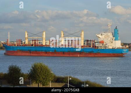 La nave da carico Ikuchi Island scende lungo il Tamigi dopo Consegna di un carico di zucchero a Tate & Lyle in Il porto di Londra Foto Stock