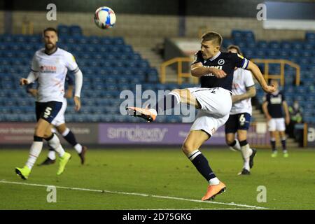 Londra, Regno Unito. 20 Ott 2020. Shaun Hutchinson di Millwall prende un colpo al gol. EFL Skybet Championship, Millwall contro Luton Town al Den di Londra martedì 20 ottobre 2020. Questa immagine può essere utilizzata solo per scopi editoriali. Solo per uso editoriale, è richiesta una licenza per uso commerciale. Nessun utilizzo nelle scommesse, nei giochi o nelle pubblicazioni di un singolo club/campionato/giocatore. pic by Steffan Bowen/Andrew Orchard sports photography/Alamy Live news Credit: Andrew Orchard sports photography/Alamy Live News Foto Stock