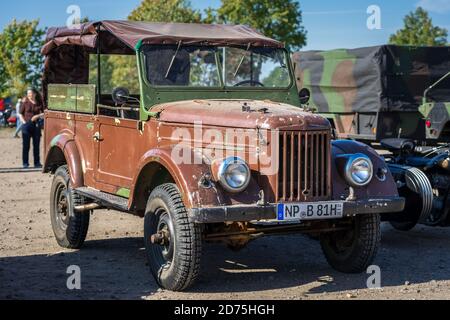 PAAREN IM GLIEN, GERMANIA - 03 OTTOBRE 2020: Camion leggero sovietico GAZ-69 (UAZ). Die Oldtimer Show 2020. Foto Stock