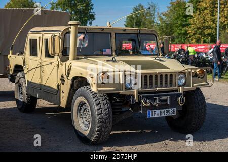 PAAREN IM GLIEN, GERMANIA - 03 OTTOBRE 2020: Auto blindata AM General Humvee, 1985. Die Oldtimer Show 2020. Foto Stock