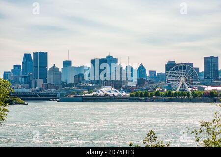 Montreal skyline città sfondo viaggio turistico estate vacanza paesaggio urbano, Quebec, Canada. Vista del Porto Vecchio contro i grattacieli e il Monte reale Foto Stock