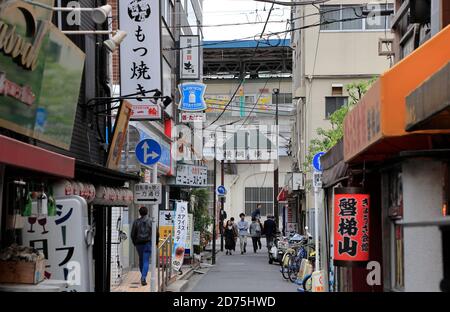 Yokozuma Yokocho vicolo vicino alla Stazione di Royogoku, il vicolo e' famoso per i ristoranti che servono hot pot Chanko dove i lottatori di Sumo amano cenare in.Sumida.Tokyo.Japan Foto Stock