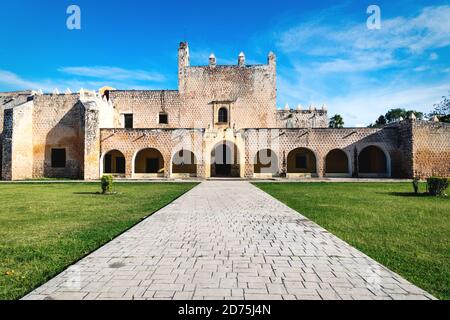 Percorso alla facciata del Convento di San Bernardino de Siena con prato a Valladolid, Yucatan, Messico Foto Stock