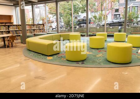 New York, Stati Uniti. 20 Ott 2020. Vista dell'interno della New Branch della Biblioteca pubblica di Brooklyn aperta nel quartiere Greenpoint di Brooklyn, New York il 20 ottobre 2020. La nuova filiale si chiama Greenpoint Library and Environmental Education Center ed è stata costruita in parte grazie alla concessione del Greenpoint Community Environmental Fund. (Foto di Lev Radin/Sipa USA) Credit: Sipa USA/Alamy Live News Foto Stock