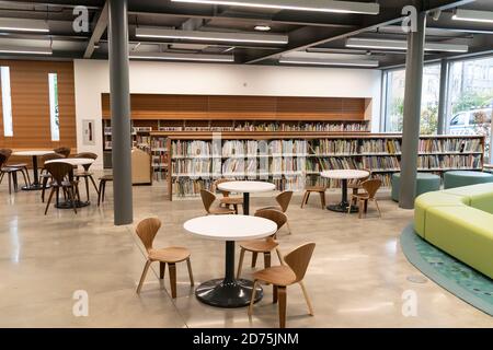 New York, Stati Uniti. 20 Ott 2020. Vista dell'interno della New Branch della Biblioteca pubblica di Brooklyn aperta nel quartiere Greenpoint di Brooklyn, New York il 20 ottobre 2020. La nuova filiale si chiama Greenpoint Library and Environmental Education Center ed è stata costruita in parte grazie alla concessione del Greenpoint Community Environmental Fund. (Foto di Lev Radin/Sipa USA) Credit: Sipa USA/Alamy Live News Foto Stock