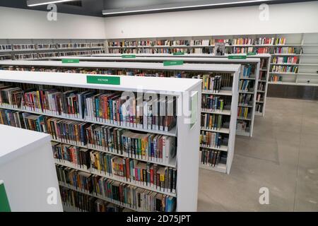 New York, NY - 20 ottobre 2020: Vista dell'interno della New Branch della Brooklyn Public Library aperta nel quartiere Greenpoint di Brooklyn Foto Stock