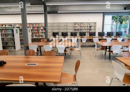 New York, Stati Uniti. 20 Ott 2020. Vista dell'interno della New Branch della Biblioteca pubblica di Brooklyn aperta nel quartiere Greenpoint di Brooklyn, New York il 20 ottobre 2020. La nuova filiale si chiama Greenpoint Library and Environmental Education Center ed è stata costruita in parte grazie alla concessione del Greenpoint Community Environmental Fund. (Foto di Lev Radin/Sipa USA) Credit: Sipa USA/Alamy Live News Foto Stock