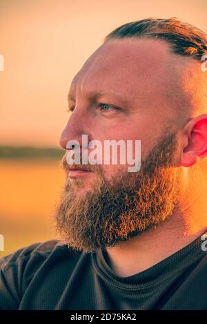 L'uomo bearded stile hipster. L'uomo attraente il biondo con i capelli lunghi dell'aspetto europeo con una barba Foto Stock