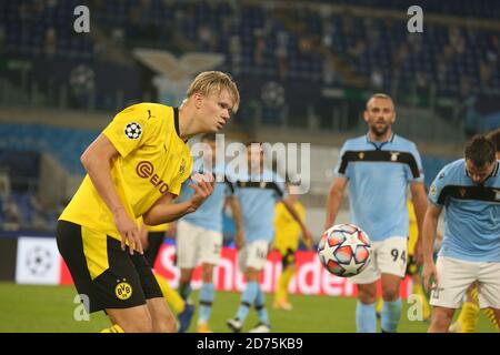 ROM, Italia. 20 Ott 2020. Calcio: Champions League, Lazio Roma - Borussia Dortmund, tappa di gruppo, Gruppo F, Giornata 1 allo Stadio Olimpico di Roma. Erling Haaland (l) di Dortmund sulla palla. Credit: Cesar Luis de Luca/dpa/Alamy Live News Foto Stock