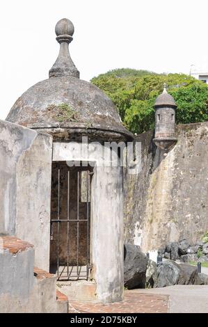 Sentry box, San Juan National Historic Site con una scatola in primo piano e la seconda nel back.San Felipe del Morro Castle.Sentry Boxes, 'garitas'. Foto Stock